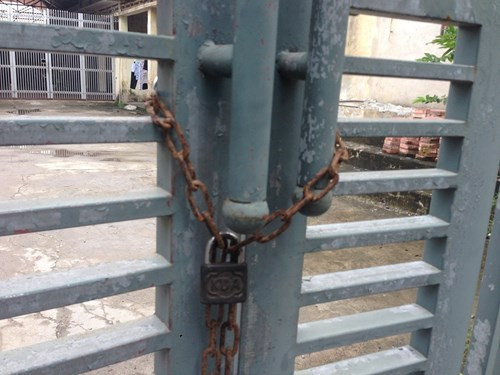 Luật sư Phan Thị Hương Thủy đề nghị làm rõ ai đã khóa cổng Công ty Cổ phần Thương Mại Lý Nhân từ phía ngoài khi bà cùng với hai con đang làm việc bên trong công ty? Ảnh do anh Nguyễn Tiến Thành cung cấp.