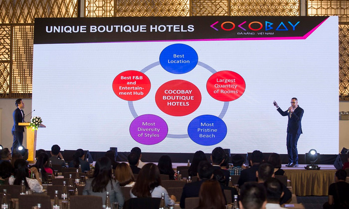 Ông Andrew Lambie, Giám đốc điều hành chuỗi Boutique Hotels thuộc tổ hợp Cocobay Đà Nẵng giới thiệu 05 cái nhất của dự án. Ông Andrew Lambie, Giám đốc điều hành chuỗi Boutique Hotels thuộc tổ hợp Cocobay Đà Nẵng giới thiệu 05 cái nhất của dự án.