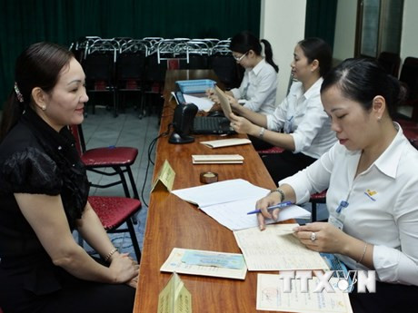 Từ ngày 1/7/2017, mức lương cơ sở là 1.300.000 đồng/tháng. ảnh: TTXVN. Từ ngày 1/7/2017, mức lương cơ sở là 1.300.000 đồng/tháng. ảnh: TTXVN.