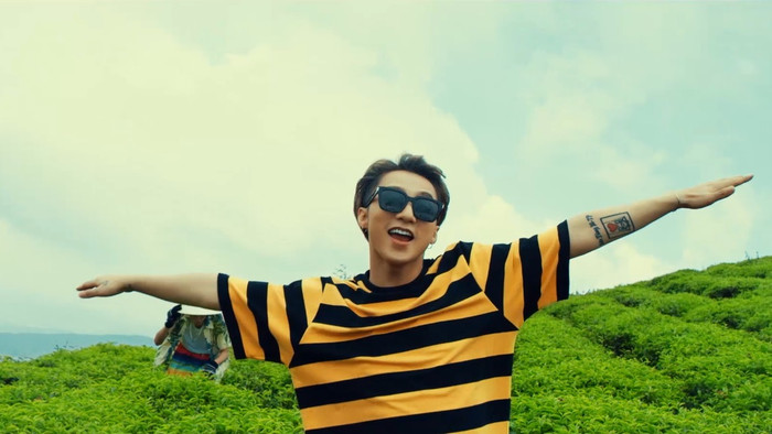 Sơn Tùng tạo dáng bay lên cùng Sky giữa đồi chè. Sơn Tùng tạo dáng bay lên cùng Sky giữa đồi chè.