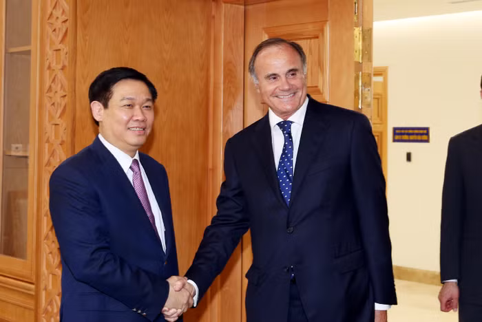 Phó Thủ tướng Vương Đình Huệ và ông Christian De Charnace, Tổng Giám đốc ngân hàng BNP Paribas khu vực châu Á-Thái Bình Dương. Ảnh: VGP/Thành Chung.