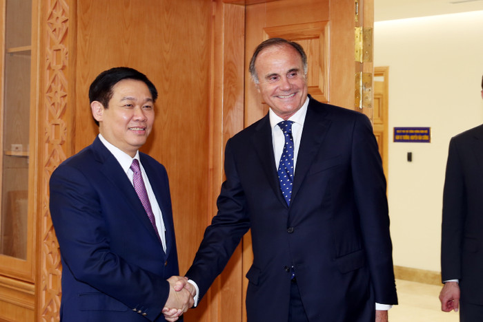 Phó Thủ tướng Vương Đình Huệ và ông Christian De Charnace, Tổng Giám đốc ngân hàng BNP Paribas khu vực châu Á-Thái Bình Dương. Ảnh: VGP/Thành Chung. Phó Thủ tướng Vương Đình Huệ và ông Christian De Charnace, Tổng Giám đốc ngân hàng BNP Paribas khu vực châu Á-Thái Bình Dương. Ảnh: VGP/Thành Chung.
