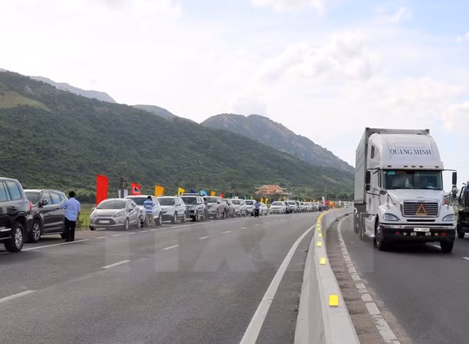 Quốc lộ 1A giữ vai trò đặc biệt quan trọng trong chiến lược phát triển kinh tế đất nước. ảnh: TTXVN.