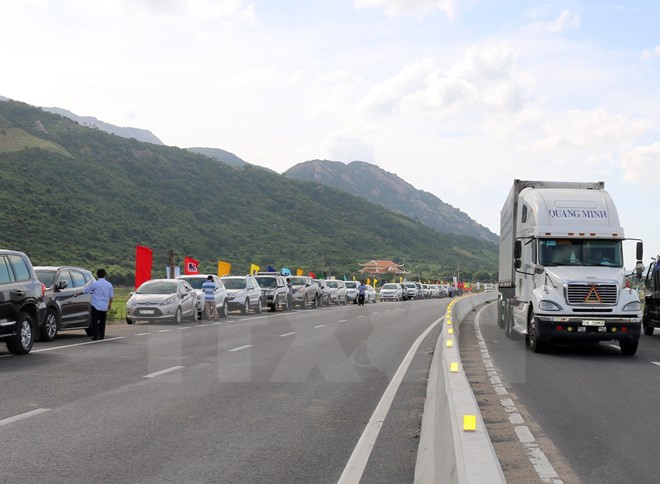 Quốc lộ 1A giữ vai trò đặc biệt quan trọng trong chiến lược phát triển kinh tế đất nước. ảnh: TTXVN. Quốc lộ 1A giữ vai trò đặc biệt quan trọng trong chiến lược phát triển kinh tế đất nước. ảnh: TTXVN.