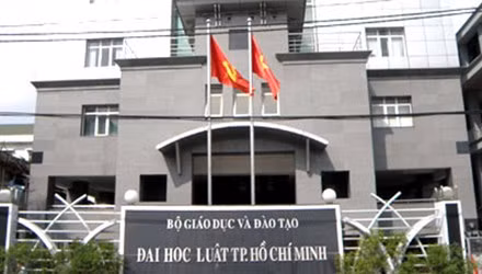 Đại học Luật Thành phố Hồ Chí Minh có mức học phí tối đa năm học 2017 - 2018 là 16 triệu đồng/sinh viên. ảnh trên Tiền phong.
