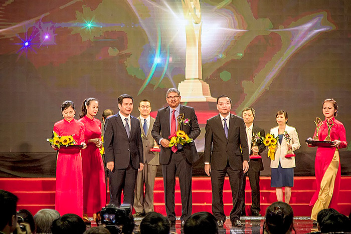 Ông Arghya Mandal - Tổng Giám đốc Công ty Cổ phần Sữa TH đại diện doanh nghiệp vinh dự đón nhận giải Vàng Giải thưởng Chất lượng Quốc gia 2016. Ông Arghya Mandal - Tổng Giám đốc Công ty Cổ phần Sữa TH đại diện doanh nghiệp vinh dự đón nhận giải Vàng Giải thưởng Chất lượng Quốc gia 2016.