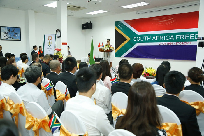 Bà Đỗ Thị Kim Liên cho biết, năm nay, thay vì tổ chức tiệc mừng, Lãnh sự Cộng hòa Nam Phi tại TPHCM chỉ tổ chức buổi họp mặt nhằm đóng góp vào những việc làm thuyện nguyện. Bà Đỗ Thị Kim Liên cho biết, năm nay, thay vì tổ chức tiệc mừng, Lãnh sự Cộng hòa Nam Phi tại TPHCM chỉ tổ chức buổi họp mặt nhằm đóng góp vào những việc làm thuyện nguyện.