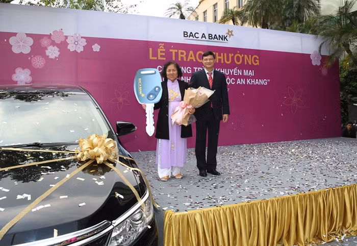 ông Nguyễn Việt Hanh - Phó Tổng Giám đốc Ngân hàng TMCP Bắc Á trao thưởng ô tô Camry 2.0E cho khách hàng.