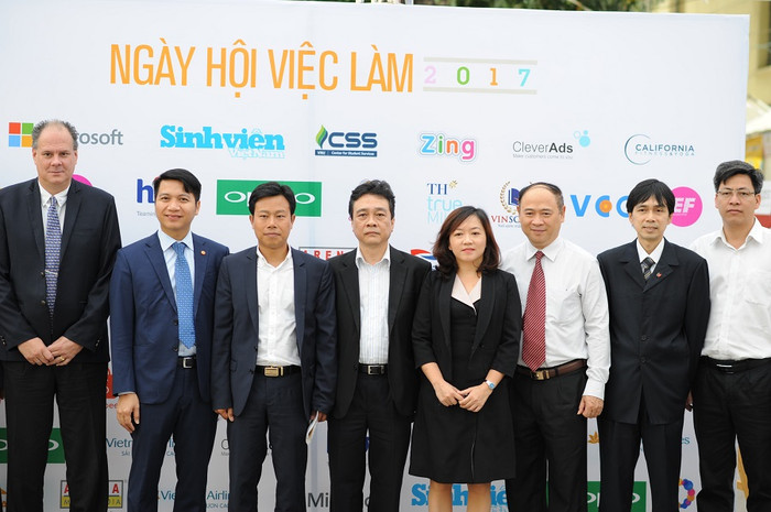 Các đại biểu chụp ảnh lưu niệm cùng ban tổ chức chương trình. ảnh: Dương Triều. Các đại biểu chụp ảnh lưu niệm cùng ban tổ chức chương trình. ảnh: Dương Triều.