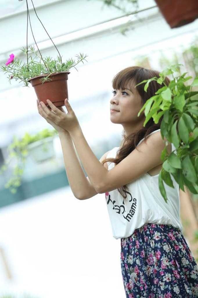 Cô thích đi du lịch nhiều nơi cùng bạn bè, tham gia phong trào văn nghệ của nhà trường và có đôi chút mơ mộng Cô thích đi du lịch nhiều nơi cùng bạn bè, tham gia phong trào văn nghệ của nhà trường và có đôi chút mơ mộng