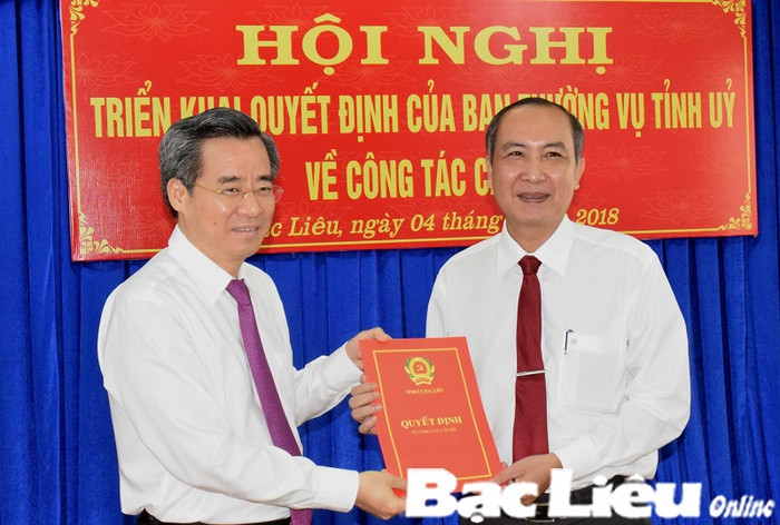 Bí thư Tỉnh ủy Bạc Liêu - ông Nguyễn Quang Dương trao quyết định cho ông Phan Như Nguyện được Ban Thường vụ Tỉnh ủy phân công về làm Bí thư Thành ủy Thành phố Bạc Liêu. ảnh: Báo Bạc Liêu.