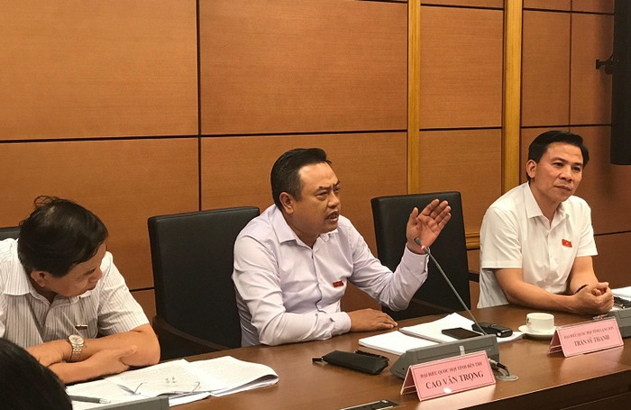 Ông Trần Sỹ Thanh (giữa) nêu ra nhiều tồn tại trong hệ thống giáo dục hiện nay. ảnh: Ngọc Quang. Ông Trần Sỹ Thanh (giữa) nêu ra nhiều tồn tại trong hệ thống giáo dục hiện nay. ảnh: Ngọc Quang.