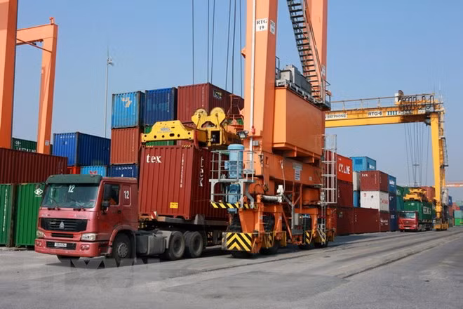 Nghị định quy định hàng hóa kinh doanh tạm nhập, tái xuất được lưu lại tại Việt Nam không quá 60 ngày, kể từ ngày hoàn thành thủ tục hải quan tạm nhập. ảnh: TTXVN.