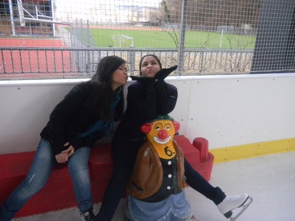 Tạo dáng quá chuẩn. Tạo dáng quá chuẩn.