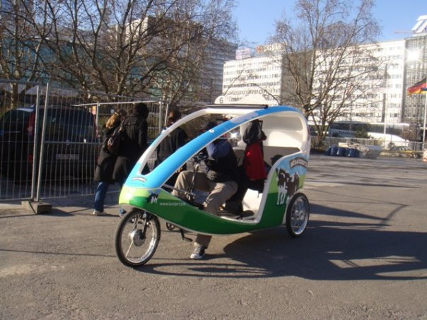 Woa! Bạn này sắp tham gia cuộc đua Công thức 1. Woa! Bạn này sắp tham gia cuộc đua Công thức 1.