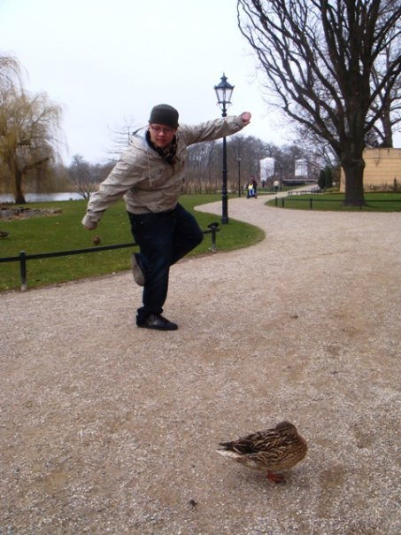 Anh còn tạo dáng đẹp hơn chú. Nhìn đây nè. Anh còn tạo dáng đẹp hơn chú. Nhìn đây nè.