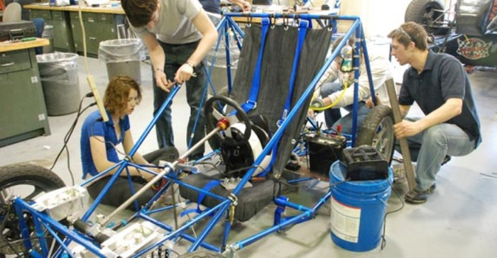 2. Kĩ sư cơ khí Tỷ lệ thất nghiệp của SV mới ra trường: 8,6% Tỷ lệ thất nghiệp của SV có kinh nghiệm: 3,8% Thu nhập của SV mới ra trường: 58.000 USD Thu nhập của SV có kinh nghiệm: 86.000 USD Tăng trưởng việc làm dự kiến: 4% Ngành nghề liên quan: Công nghệ kĩ thuật cơ khí