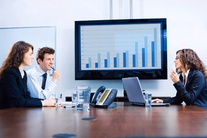 6. Tài chính Tỷ lệ thất nghiệp của SV mới ra trường: 6,6% Tỷ lệ thất nghiệp của SV có kinh nghiệm: 5,2% Thu nhập của SV mới ra trường: 44.000 USD Thu nhập của SV có kinh nghiệm: 72.000 USD Tăng trưởng việc làm dự kiến: 23% Ngành nghề liên quan: Phân tích tài chính