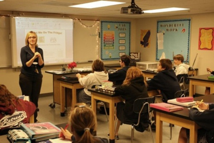 12. Giáo dục cơ bản Tỷ lệ thất nghiệp của SV mới ra trường: 4,8% Tỷ lệ thất nghiệp của SV có kinh nghiệm: 3,4% Thu nhập của SV mới ra trường: 33.000 USD Thu nhập của SV có kinh nghiệm: 40.000 USD Tăng trưởng việc làm dự kiến: 17% Ngành nghề liên quan: Giáo viên mầm non và tiểu học