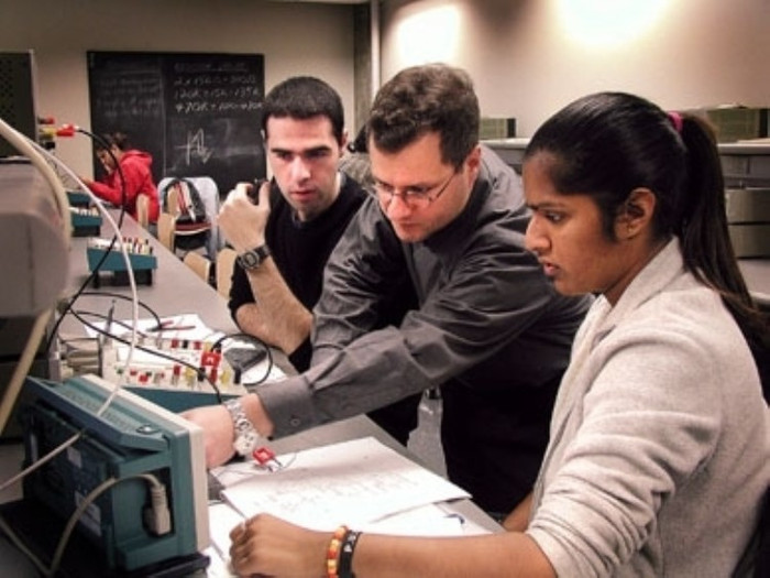 3. Kĩ sư điện tử Tỷ lệ thất nghiệp của SV mới ra trường: 7,3% Tỷ lệ thất nghiệp của SV có kinh nghiệm: 5,2% Thu nhập của SV mới ra trường: 57.000 USD Thu nhập của SV có kinh nghiệm: 90.000 USD Tăng trưởng việc làm dự kiến: 6% Ngành nghề liên quan: Kĩ sư điện tử, điện tử