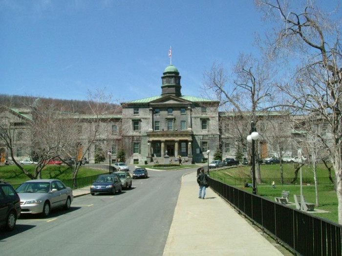 Trường Đại học McGill được khánh thành năm 1829 ở Quảng trường Burnside, quê hương của James McGill - một người nhập cư Scotland làm ăn phát đạt ở Montreal đã hiến 186.000m2 đất và 10.000 bảng Anh cho Viện Khuyến học Hoàng gia để xây dựng trường. Trường Đại học McGill được khánh thành năm 1829 ở Quảng trường Burnside, quê hương của James McGill - một người nhập cư Scotland làm ăn phát đạt ở Montreal đã hiến 186.000m2 đất và 10.000 bảng Anh cho Viện Khuyến học Hoàng gia để xây dựng trường.
