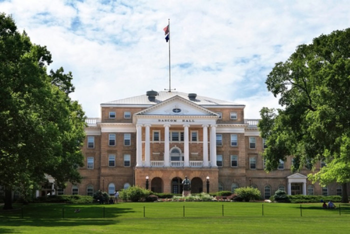 27. University of Wisconsin-Madison. Trường Đại học Wisconsin-Madison, được thành lập năm 1848, nằm ở Madison, Wisconsin. Trường hiên có hơn 42,041 sinh viên theo học 27. University of Wisconsin-Madison. Trường Đại học Wisconsin-Madison, được thành lập năm 1848, nằm ở Madison, Wisconsin. Trường hiên có hơn 42,041 sinh viên theo học