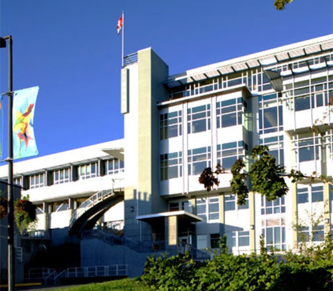 5.Đại học Vancouver Island: Được thành lập năm 1936, Vancuover Island là một trường đại học công lập của Canada được công nhận là trường đại học quốc tế, nằm tại British Columbia, một tỉnh rất đẹp của Canada. Khí hậu nơi đây ấm áp bạn có nhiều cơ hội để vui chơi hay dã ngoại. 5.Đại học Vancouver Island: Được thành lập năm 1936, Vancuover Island là một trường đại học công lập của Canada được công nhận là trường đại học quốc tế, nằm tại British Columbia, một tỉnh rất đẹp của Canada. Khí hậu nơi đây ấm áp bạn có nhiều cơ hội để vui chơi hay dã ngoại.