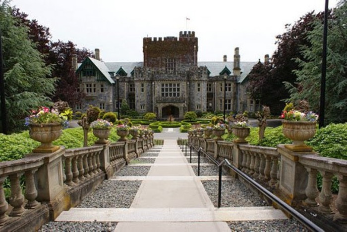 Chương trình đào tạo của Trường Royal Roads luôn đề cao tính thực tế đem đến chuẩn mực cao trong giáo dục và nghiên cứu, giúp sinh viên gặt hái thành công trong tương lai. Nhà trường luôn chú trọng duy trì chi phí học tập thấp và rút ngắn giáo trình để sinh viên tiết kiệm tối đa chi phí. Trường đã được Báo “The Globe and Mail” xếp hạng A+ về “Khu học xá an toàn”, “sĩ số sinh viên trong lớp” và “chất lượng giáo dục tổng thể”. Theo khảo sát tổng thể sinh viên toàn quốc, trường được xếp “Hạng 1 về năng động trong hợp tác đào tạo, mức độ thách thức trong đào tạo”. Chương trình đào tạo của Trường Royal Roads luôn đề cao tính thực tế đem đến chuẩn mực cao trong giáo dục và nghiên cứu, giúp sinh viên gặt hái thành công trong tương lai. Nhà trường luôn chú trọng duy trì chi phí học tập thấp và rút ngắn giáo trình để sinh viên tiết kiệm tối đa chi phí. Trường đã được Báo “The Globe and Mail” xếp hạng A+ về “Khu học xá an toàn”, “sĩ số sinh viên trong lớp” và “chất lượng giáo dục tổng thể”. Theo khảo sát tổng thể sinh viên toàn quốc, trường được xếp “Hạng 1 về năng động trong hợp tác đào tạo, mức độ thách thức trong đào tạo”.