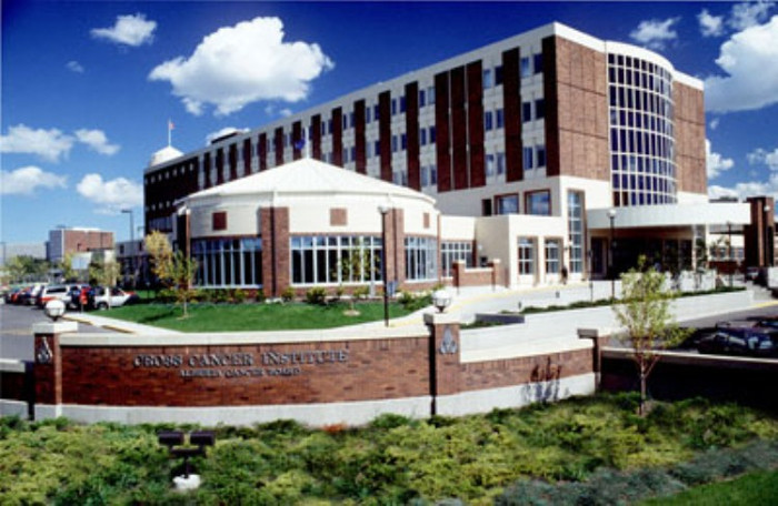 2.Đại học Alberta: Được thành lập từ năm 1908, trường ĐH Alberta là một trong những trường đại học uy tín hàng đầu tại tỉnh bang Alberta. Với18 khoa học thuật chỉ cách biên giới nước Mỹ láng giềng 505 km, 5 khu học xá và gần 400 chương trình giảng dạy, 90 toà nhà nhằm đáp ứng đầy đủ yêu cầu học tập cho hơn 37,000 sinh viên trong đó có 3,405 du học sinh từ hơn 149 quốc gia trên thế giới chọn Alberta là ngôi nhà thứ 2 của mình. 2.Đại học Alberta: Được thành lập từ năm 1908, trường ĐH Alberta là một trong những trường đại học uy tín hàng đầu tại tỉnh bang Alberta. Với18 khoa học thuật chỉ cách biên giới nước Mỹ láng giềng 505 km, 5 khu học xá và gần 400 chương trình giảng dạy, 90 toà nhà nhằm đáp ứng đầy đủ yêu cầu học tập cho hơn 37,000 sinh viên trong đó có 3,405 du học sinh từ hơn 149 quốc gia trên thế giới chọn Alberta là ngôi nhà thứ 2 của mình.