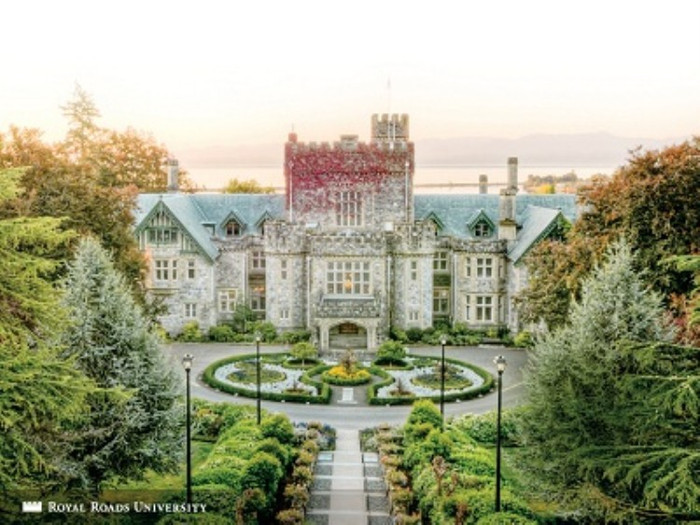 1.Đại học Royal Roads: Tọa lạc ở thành phố Victoria, thủ phủ của tỉnh British Columbia. Gần kề với thành phố Vancouver. Victoria là thành phố có khí hậu ôn hòa nhất Canada. Trường được xây dựng trong một khuôn viên xanh 227 hecta bên bờ biển yên bình và trong lành. Với điểm nhấn là tòa lâu đài hơn 100 tuổi. Victoria là thành phố cảng sôi động với nhiều hoạt động giải trí, nhiều nhà hàng và khu mua sắm. Nơi đây cũng nổi tiếng với các tòa nhà có lối kiến trúc Anh Quốc. 1.Đại học Royal Roads: Tọa lạc ở thành phố Victoria, thủ phủ của tỉnh British Columbia. Gần kề với thành phố Vancouver. Victoria là thành phố có khí hậu ôn hòa nhất Canada. Trường được xây dựng trong một khuôn viên xanh 227 hecta bên bờ biển yên bình và trong lành. Với điểm nhấn là tòa lâu đài hơn 100 tuổi. Victoria là thành phố cảng sôi động với nhiều hoạt động giải trí, nhiều nhà hàng và khu mua sắm. Nơi đây cũng nổi tiếng với các tòa nhà có lối kiến trúc Anh Quốc.