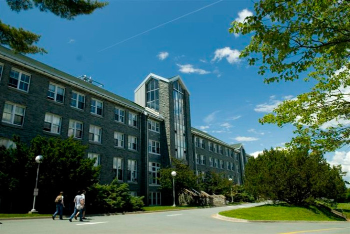 4.Trường Đại học Mount Saint Vincent: Được thành lập năm 1873, là trường đại học lâu đời của Canada và là trường cung cấp chương trình giáo dục duy nhất tại thành phố Halifax. Trường năm cách trung tâm Halifax khoảng 10 phút lái xe, rất thuận tiện cho việc đi lại. Hiện trường đang cung cấp 38 chương trình đào tạo cử nhân, cao đẳng và chứng chỉ với nhiều chuyên ngành phong phú. 4.Trường Đại học Mount Saint Vincent: Được thành lập năm 1873, là trường đại học lâu đời của Canada và là trường cung cấp chương trình giáo dục duy nhất tại thành phố Halifax. Trường năm cách trung tâm Halifax khoảng 10 phút lái xe, rất thuận tiện cho việc đi lại. Hiện trường đang cung cấp 38 chương trình đào tạo cử nhân, cao đẳng và chứng chỉ với nhiều chuyên ngành phong phú.