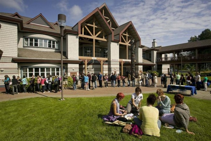 Trường có hơn 18.000 sinh viên trong đó có hơn 1.000 sinh viên quốc tế đến từ hơn 50 quốc gia. Tỷ lệ giảng viên sinh viên là 16:1. Trường cung cấp hơn 200 chương trình đào tạo. Trường có hơn 18.000 sinh viên trong đó có hơn 1.000 sinh viên quốc tế đến từ hơn 50 quốc gia. Tỷ lệ giảng viên sinh viên là 16:1. Trường cung cấp hơn 200 chương trình đào tạo.