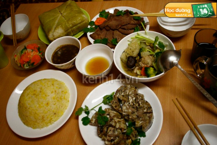 Một mâm đồ ăn Việt tự "lăn xuống bếp" của các bạn sinh viên. Một mâm đồ ăn Việt tự "lăn xuống bếp" của các bạn sinh viên.