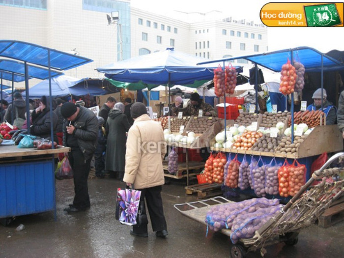 Ở chợ nông trường, chắc chắn bạn sẽ mua được nhiều đồ tươi và đôi khi lại còn rẻ hơn nếu có cái miệng lanh lẹ và giỏi tiếng địa phương. Ở chợ nông trường, chắc chắn bạn sẽ mua được nhiều đồ tươi và đôi khi lại còn rẻ hơn nếu có cái miệng lanh lẹ và giỏi tiếng địa phương.