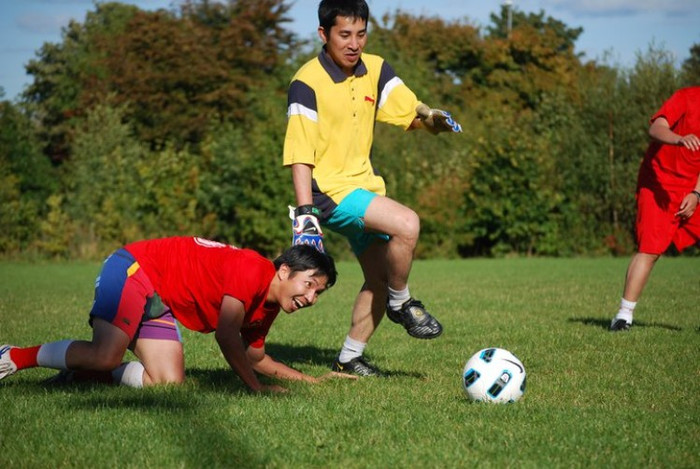 Chú để anh ngắm xem cột gôn ở đâu còn đưa bóng vào chứ. Chú để anh ngắm xem cột gôn ở đâu còn đưa bóng vào chứ.