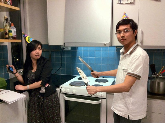 Anh cứ từ từ, để em xem lại mấy công thức nấu ăn này đã. Anh cứ từ từ, để em xem lại mấy công thức nấu ăn này đã.