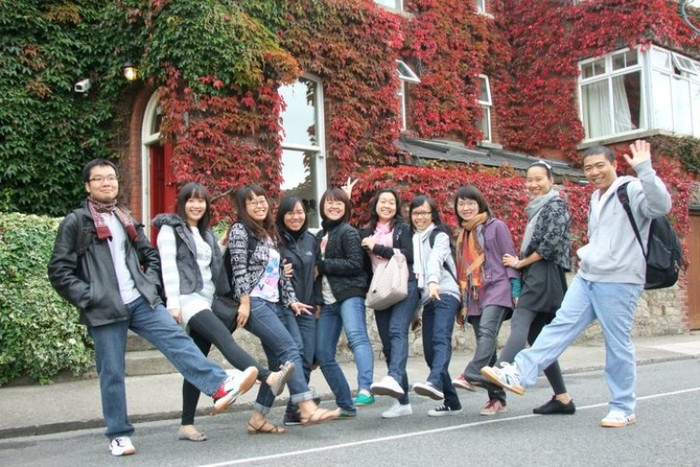 Lấy thước ra đo xem chân ai dài hơn nào? Lấy thước ra đo xem chân ai dài hơn nào?