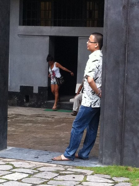 Trồng cây si trước cổng cả buổi, bây giờ bố nàng mới cho ra. Trồng cây si trước cổng cả buổi, bây giờ bố nàng mới cho ra.