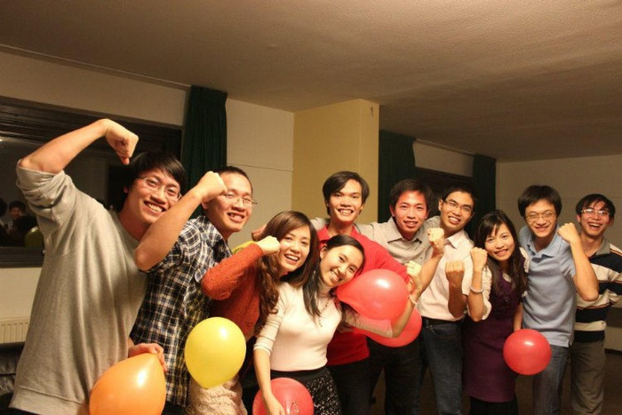 Thổi bóng bay để rèn luyện...bắp tay. Thổi bóng bay để rèn luyện...bắp tay.