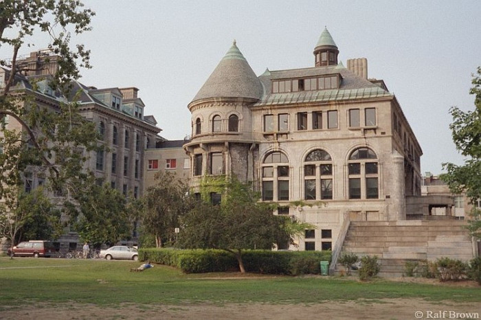 9.Trường Đại học McGill là một trường đại học công nằm ở thành phố Montreal, bang Quebec của Canada. Luôn chiếm thứ hạng cao trong các bảng xếp hạng trường đại học quốc tế của các tổ chức và tạp chí nổi tiếng như Liên minh châu Âu, Gourman Report, Princeton Review và The Times Higher Education Supplement, Trường Đại học McGill được xem là một trong những trường đại học tốt nhất ở Canada và trên thế giới. 9.Trường Đại học McGill là một trường đại học công nằm ở thành phố Montreal, bang Quebec của Canada. Luôn chiếm thứ hạng cao trong các bảng xếp hạng trường đại học quốc tế của các tổ chức và tạp chí nổi tiếng như Liên minh châu Âu, Gourman Report, Princeton Review và The Times Higher Education Supplement, Trường Đại học McGill được xem là một trong những trường đại học tốt nhất ở Canada và trên thế giới.