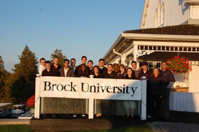 7. Trường đại học Brock thành lập năm 1964 chào đón hơn 17.000 sinh viên đến từ hơn 80 quốc gia trên thế giới. Trường là một trong những trường dẫn đầu về chất lượng đào tạo các chương trình đại học và các chương trình học thuật. 7. Trường đại học Brock thành lập năm 1964 chào đón hơn 17.000 sinh viên đến từ hơn 80 quốc gia trên thế giới. Trường là một trong những trường dẫn đầu về chất lượng đào tạo các chương trình đại học và các chương trình học thuật.