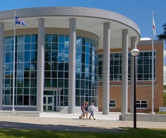 Trường có các chương trình học đa dạng với hơn 13.000 sinh viên trong đó có 1460 sinh viên quốc tế đến từ 80 quốc gia trên thế giới. Đại học Thompson Rives là sự lựa chọn tuyệt vời cho nhiều du học sinh đến khám phá, tìm hiểu và học tập.