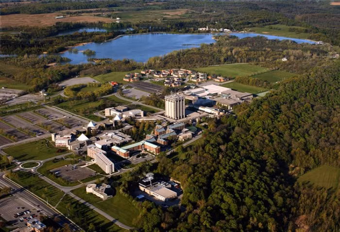 Trường tọa lạc tại thành phố Niagara, nơi nổi tiếng với thác nước Niagara mê hoặc lòng người và khí hậu mát mẻ của vùng Ngũ Hồ đã mang đến cho sinh viên quốc tế của trường cảm giác thoải mái, dễ chịu hòa vào nhịp sống chung của cộng đồng cư dân Canada.