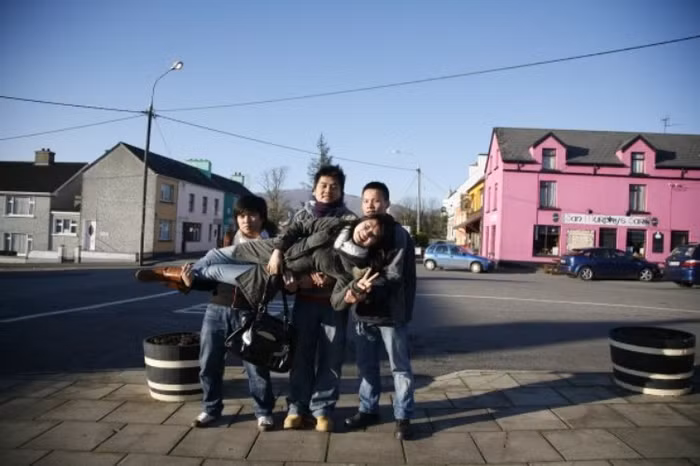 Trời ơi, chụp nhanh lên. Nặng quá!