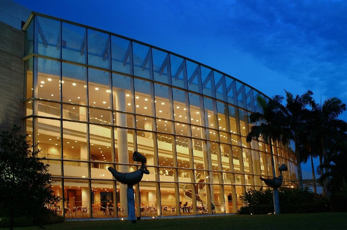 Năm 2000, tạp chí Asia Week xếp NUS đứng thứ 5 trong số 77 Viện đại học lớn của Châu Á Thái Bình Dương, vượt qua cả các trường hàng đầu ở Úc. Bốn đại học được xếp phía trước NUS là các trường của Nhật và Hàn Quốc, nơi giảng dạy bằng tiếng bản ngữ còn NUS chỉ giảng dạy bằng tiếng Anh. Năm 2000, tạp chí Asia Week xếp NUS đứng thứ 5 trong số 77 Viện đại học lớn của Châu Á Thái Bình Dương, vượt qua cả các trường hàng đầu ở Úc. Bốn đại học được xếp phía trước NUS là các trường của Nhật và Hàn Quốc, nơi giảng dạy bằng tiếng bản ngữ còn NUS chỉ giảng dạy bằng tiếng Anh.