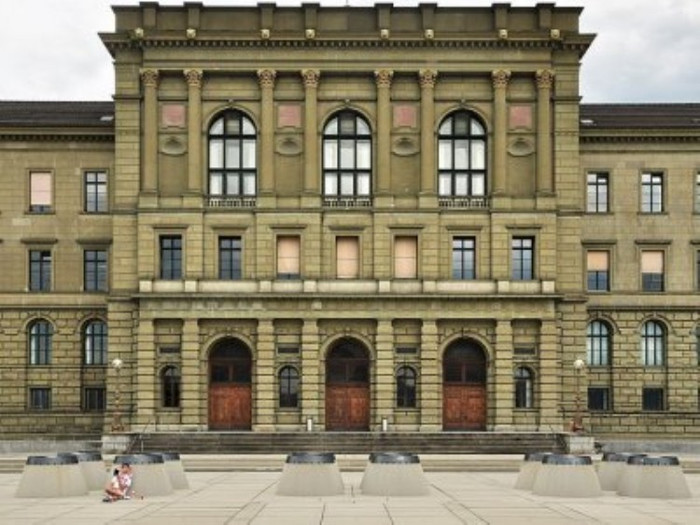 Tiền thân của ETH Zurich là Trường Đại học Bách khoa liên bang, được thành lập năm 1855 tại Zurich. Năm 1969, trường này được đổi tên thành Trường Đại học Quốc gia Thụy Sĩ và sau đó là Viện Công nghệ Liên bang Thụy Sĩ tại Zurich (ETH Zurich). Cùng với Viện Công nghệ liên bang tại Lausanne và 4 viện nghiên cứu khác trong nước, ETH Zurich là nơi cung cấp kiến thức đa dạng về khoa học, xã hội, kinh tế và văn hóa cho công dân trong nước, mở rộng ra châu Âu và thế giới. Tiền thân của ETH Zurich là Trường Đại học Bách khoa liên bang, được thành lập năm 1855 tại Zurich. Năm 1969, trường này được đổi tên thành Trường Đại học Quốc gia Thụy Sĩ và sau đó là Viện Công nghệ Liên bang Thụy Sĩ tại Zurich (ETH Zurich). Cùng với Viện Công nghệ liên bang tại Lausanne và 4 viện nghiên cứu khác trong nước, ETH Zurich là nơi cung cấp kiến thức đa dạng về khoa học, xã hội, kinh tế và văn hóa cho công dân trong nước, mở rộng ra châu Âu và thế giới.