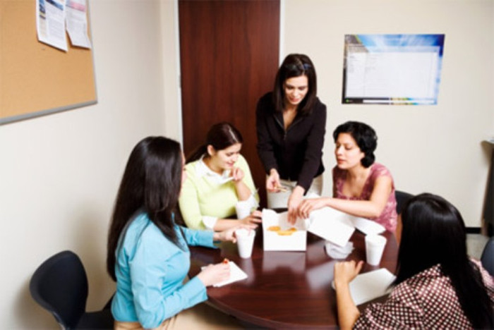 Thường xuyên liên lạc, tụ tập bạn bè cho vơi đi nỗi nhớ. Thường xuyên liên lạc, tụ tập bạn bè cho vơi đi nỗi nhớ.