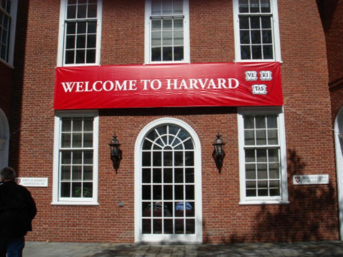 Trường Luật của Đại học Harvard – nơi Tổng thống Mỹ Barack Obama từng theo học nằm trong top đầu của bảng xếp hạng QS thường niên uy tín nhất thế giới của Anh (QS World University Rankings 2011/2012). Tại Havard, ông Obama là sinh viên da đen đầu tiên được các đồng môn khoa luật bầu làm Chủ tịch Tạp chí Luật của đại học Harvard (The Harvard Law Review). Khi ấy The New York Times, nhật báo có uy tín nhất ở Mỹ cũng phải đăng tin này. Vì đó là một sự kiện lớn, một hiện tượng lạ của nước Mỹ thời còn nhiều rào cản vô hình ngăn cách về sắc tộc, màu da. Trường Luật của Đại học Harvard – nơi Tổng thống Mỹ Barack Obama từng theo học nằm trong top đầu của bảng xếp hạng QS thường niên uy tín nhất thế giới của Anh (QS World University Rankings 2011/2012). Tại Havard, ông Obama là sinh viên da đen đầu tiên được các đồng môn khoa luật bầu làm Chủ tịch Tạp chí Luật của đại học Harvard (The Harvard Law Review). Khi ấy The New York Times, nhật báo có uy tín nhất ở Mỹ cũng phải đăng tin này. Vì đó là một sự kiện lớn, một hiện tượng lạ của nước Mỹ thời còn nhiều rào cản vô hình ngăn cách về sắc tộc, màu da.
