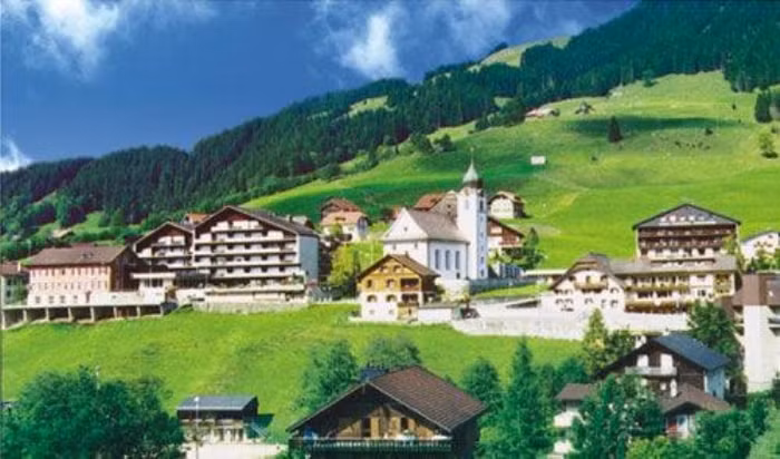 HTMi là sự kết hợp hài hòa giữa phương thức giảng dạy Thụy Sĩ với các chứng nhận uy tín cùng chất lượng hàng đầu của vương quốc Anh và các trường đại học Mỹ. Khi kết thúc khóa học, SV sẽ được cung cấp chứng nhận tốt nghiệp của cả Thụy Si và Đại học của Anh và Mỹ. HTMi là sự kết hợp hài hòa giữa phương thức giảng dạy Thụy Sĩ với các chứng nhận uy tín cùng chất lượng hàng đầu của vương quốc Anh và các trường đại học Mỹ. Khi kết thúc khóa học, SV sẽ được cung cấp chứng nhận tốt nghiệp của cả Thụy Si và Đại học của Anh và Mỹ.