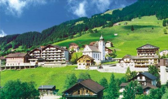 HTMi là sự kết hợp hài hòa giữa phương thức giảng dạy Thụy Sĩ với các chứng nhận uy tín cùng chất lượng hàng đầu của vương quốc Anh và các trường đại học Mỹ. Khi kết thúc khóa học, SV sẽ được cung cấp chứng nhận tốt nghiệp của cả Thụy Si và Đại học của Anh và Mỹ. HTMi là sự kết hợp hài hòa giữa phương thức giảng dạy Thụy Sĩ với các chứng nhận uy tín cùng chất lượng hàng đầu của vương quốc Anh và các trường đại học Mỹ. Khi kết thúc khóa học, SV sẽ được cung cấp chứng nhận tốt nghiệp của cả Thụy Si và Đại học của Anh và Mỹ.